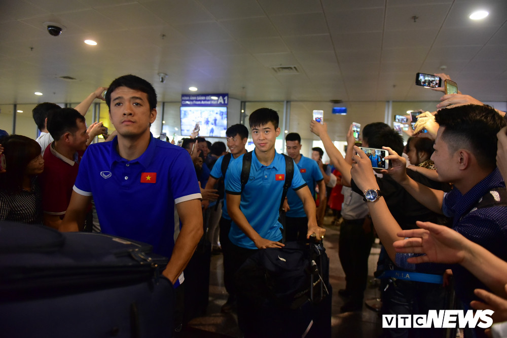  Tuyển Việt Nam được chào đón nồng nhiệt tại cửa ra sân bay Nội Bài. Rất đông người hâm mộ đã có mặt tại sân bay quốc tế Nội Bài để chào đón toàn đội.