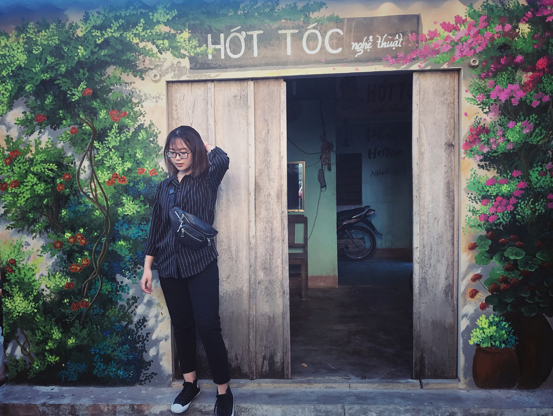 Các bạn trẻ hào hứng chụp ảnh check-in "sống ảo" bên những bức tranh bích họa 3D ở làng biển Cảnh Dương.