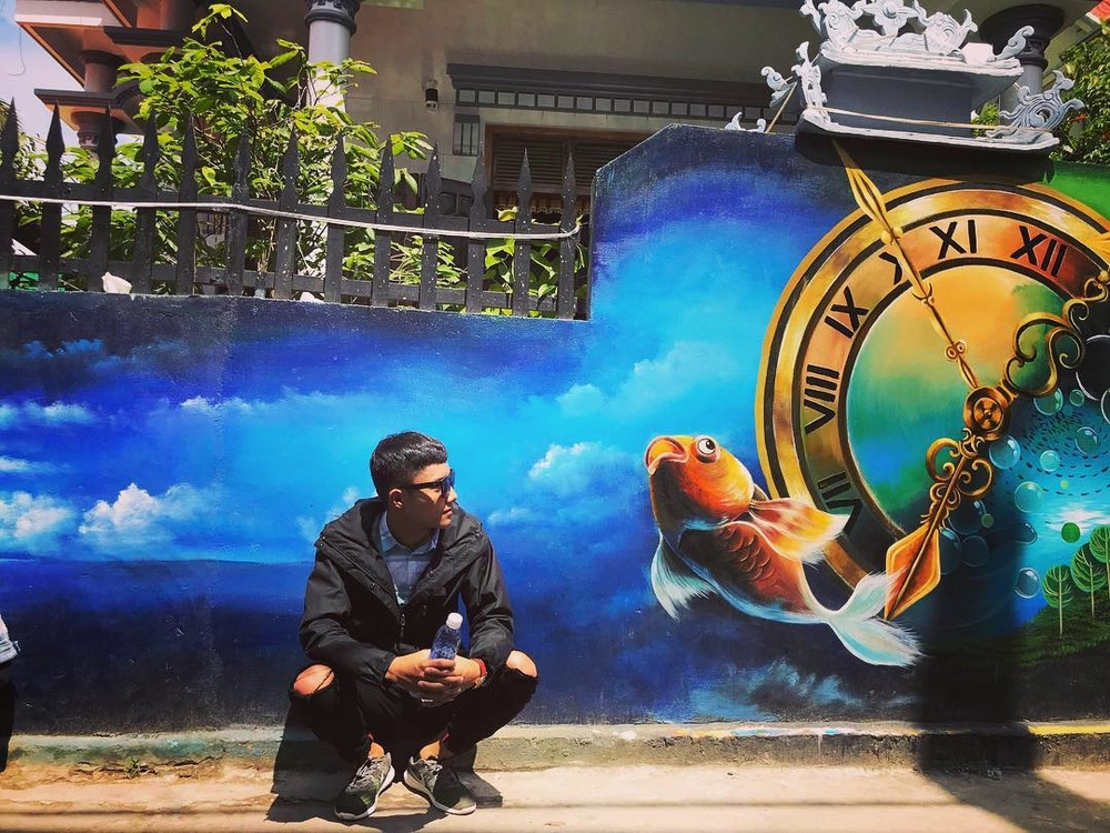 Trên cung đường bích họa, du khách có thể tham quan những ngôi nhà cổ, những bức tường cổ làm bằng đá san hô, còn nguyên màu rêu xanh cổ kính, trải nghiệm cuộc sống của người dân ở làng biển trù phú.