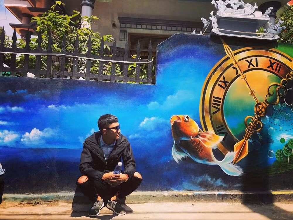 Trên cung đường bích họa, du khách có thể tham quan những ngôi nhà cổ, những bức tường cổ làm bằng đá san hô, còn nguyên màu rêu xanh cổ kính, trải nghiệm cuộc sống của người dân ở làng biển trù phú.