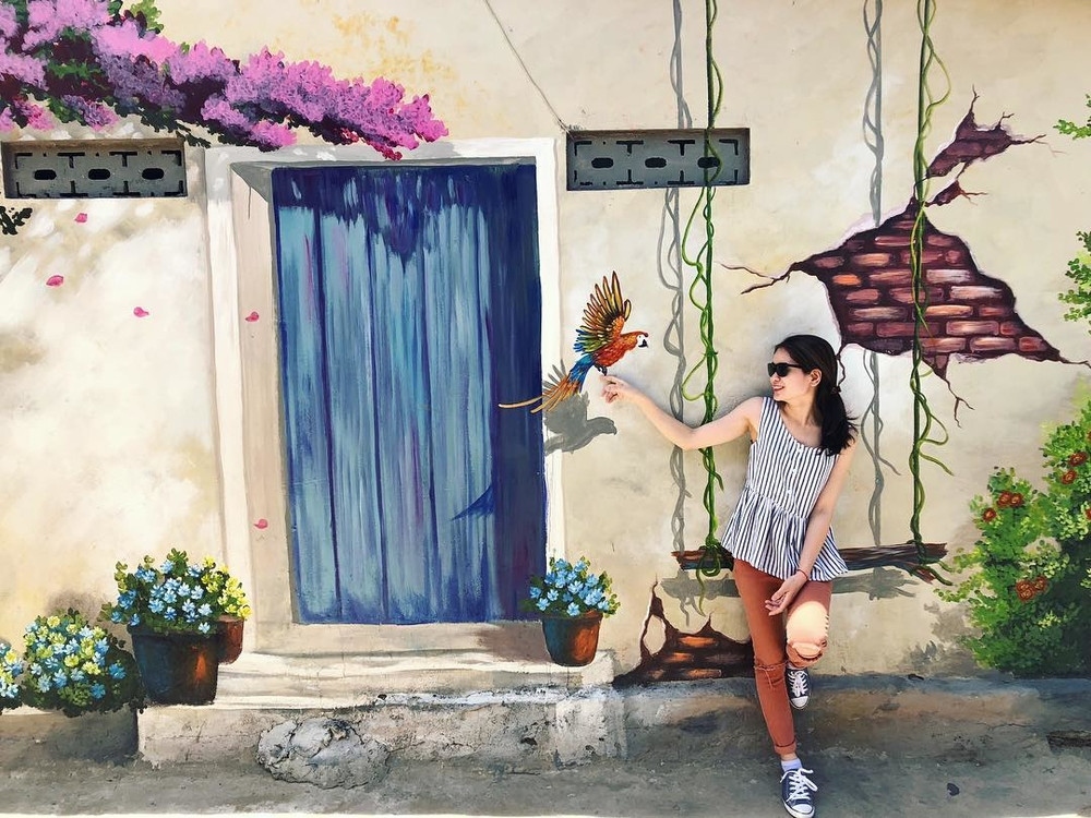 Để tới được làng bích họa Cảnh Dương, bạn có thể thuê xe máy xuất phát từ trung tâm thành phố Đồng Hới, men theo quốc lộ 1A, tới chân cầu Ròn thì rẽ sang bên phía tay phải.