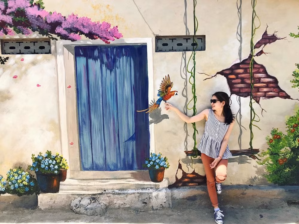 Để tới được làng bích họa Cảnh Dương, bạn có thể thuê xe máy xuất phát từ trung tâm thành phố Đồng Hới, men theo quốc lộ 1A, tới chân cầu Ròn thì rẽ sang bên phía tay phải.