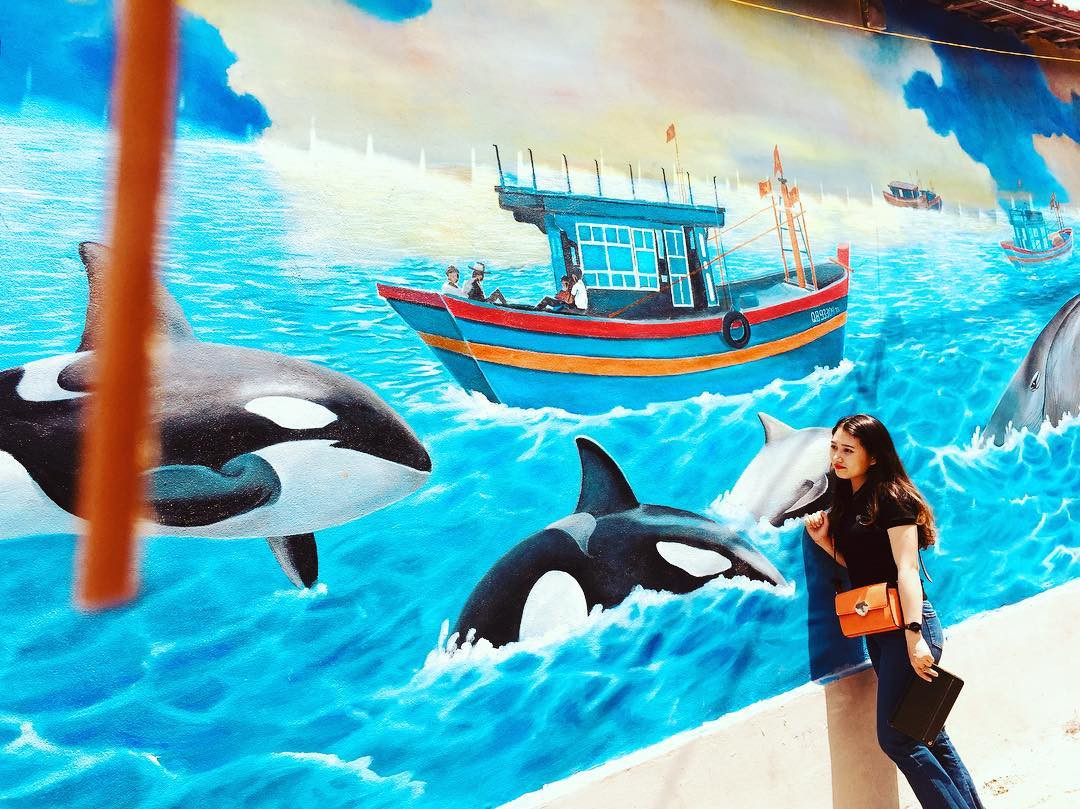 Cung đường bích họa bắt đầu từ Đình thờ Tổ cho đến đường ven biển bao gồm những bức tranh 3D vô cùng sống động miêu tả về quá trình hình thành, phát triển, truyền thống anh hùng trong kháng chiến, những nét đẹp bình dị của làng biển trù phú Cảnh Dương.