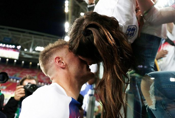 Vợ tiền đạo Jamie Vardy gửi nụ hôn tới chồng sau chiến thắng.