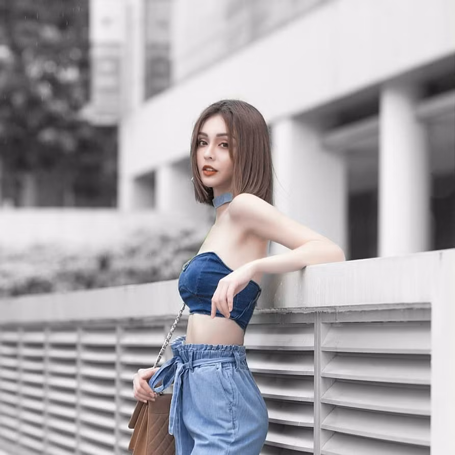 Ngoài khả năng rap và ca hát, 9X còn thể hiện sự đa năng của mình khi sáng tác nhạc, chơi piano và guitar. Cô cũng thử sức trong vai trò diễn viên và MC. Chuyện tình tan vỡ sau 4 năm gắn bó của MLee với nam ca sĩ, diễn viên Cường Seven từng khiến fan tiếc nuối.