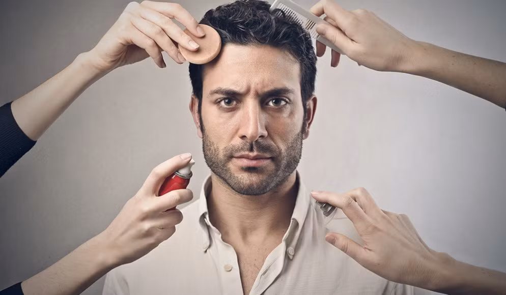 Nhiều ý kiến trái chiều xung quanh câu hỏi: "Đàn ông có nên trang điểm hay không?". Ảnh: Premium Beat.