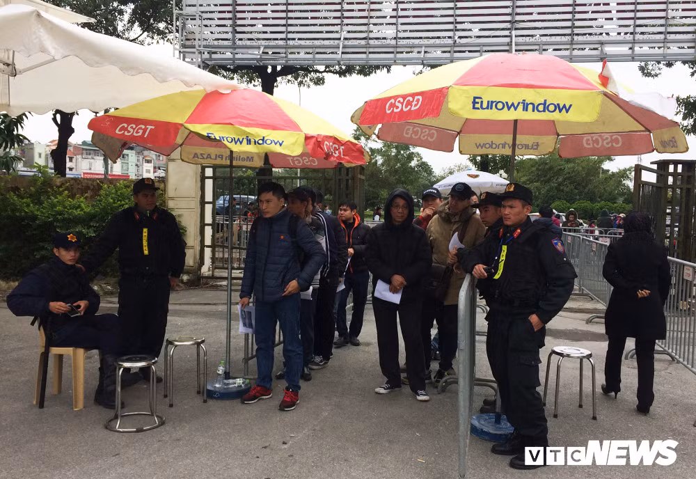 Ve cho den Viet Nam vs Malaysia: Gia len 18 trieu dong/cap, nhieu tro lua dao