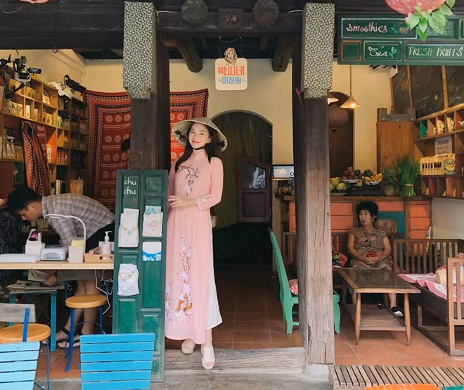 Mới đây, trên Instagram, Thiên thần nội y nổi tiếng tại xứ kim chi - bất ngờ khoe loạt ảnh du lịch Hội An. Ngay lập tực, cô nhận được rất nhiều những bình luận khen ngợi và chào đón của người hâm mộ Việt Nam.