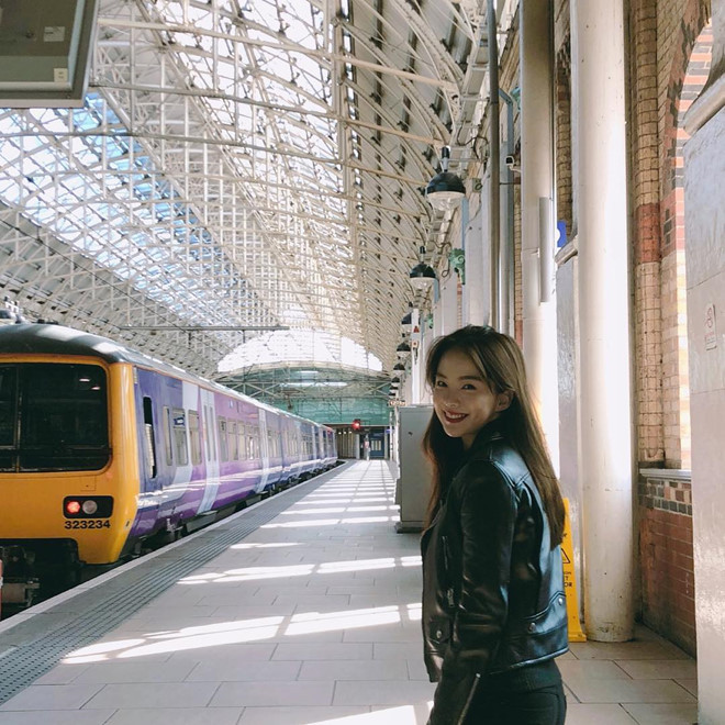 Nụ cười tươi tắn và phong cách ăn mặc nhẹ nhàng, nữ tính khiến cô gái 23 tuổi nhìn trẻ trung như nữ sinh. Khác với hình ảnh sexy khó cưỡng trong các quảng cáo, hình tượng ngoài đời của Ha Neul lại có phần dễ thương, giản dị.