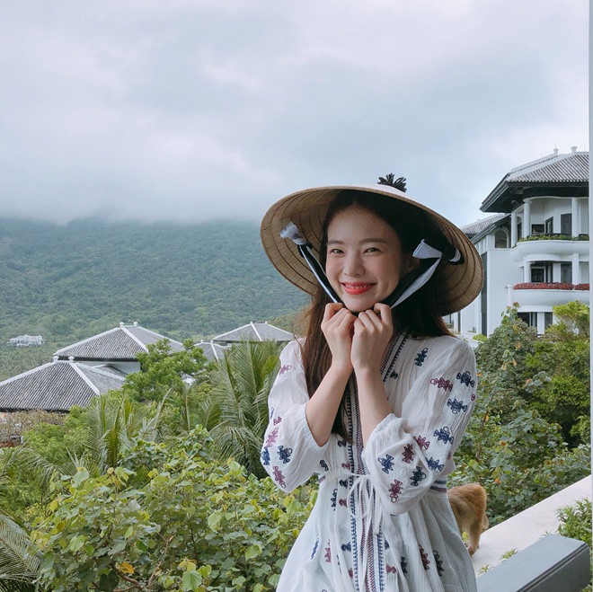 Cô nàng 9X rất hào hứng với những bộ trang phục truyền thống của Việt Nam, đặc biệt là áo dài và nón lá. Điều đặc biệt rằng đây không phải lần đầu tiên nữ người mẫu nội y đến Hội An.