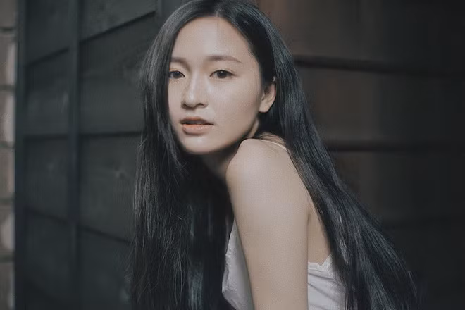 Nước ảnh và vẻ đẹp mong manh của Trang khiến người xem bị cuốn hút, các chàng trai chẳng thể không "say nắng" một "nàng thơ" thế này.