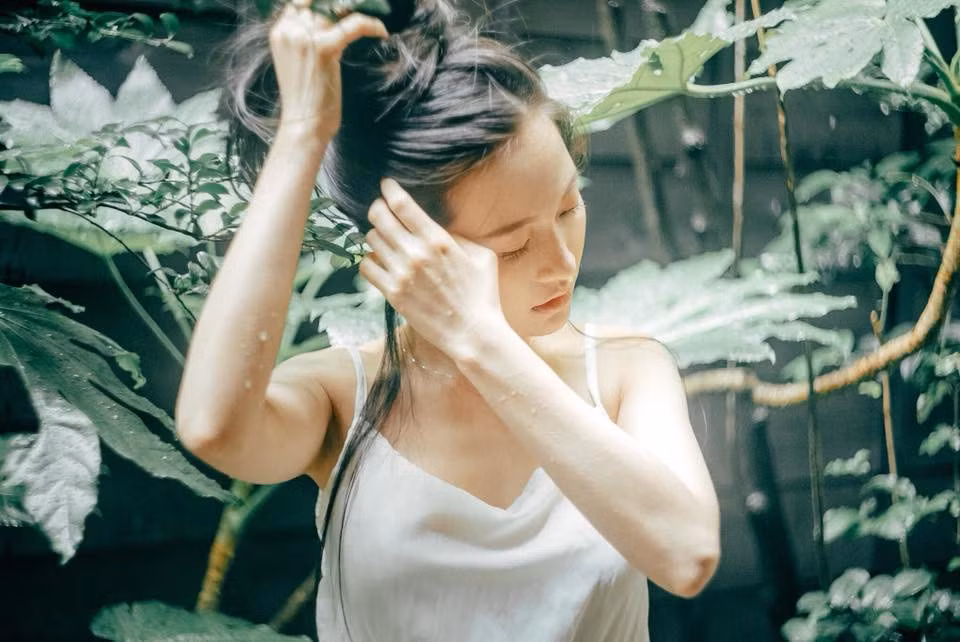 Nắng ấm, màu ảnh trong veo, màu xanh đặc trưng của cỏ cây, cái không khí ẩm ướt sau những cơn mưa rào, chiếc ô trắng muốt bung vội, mái tóc thiếu nữ ướt mưa...