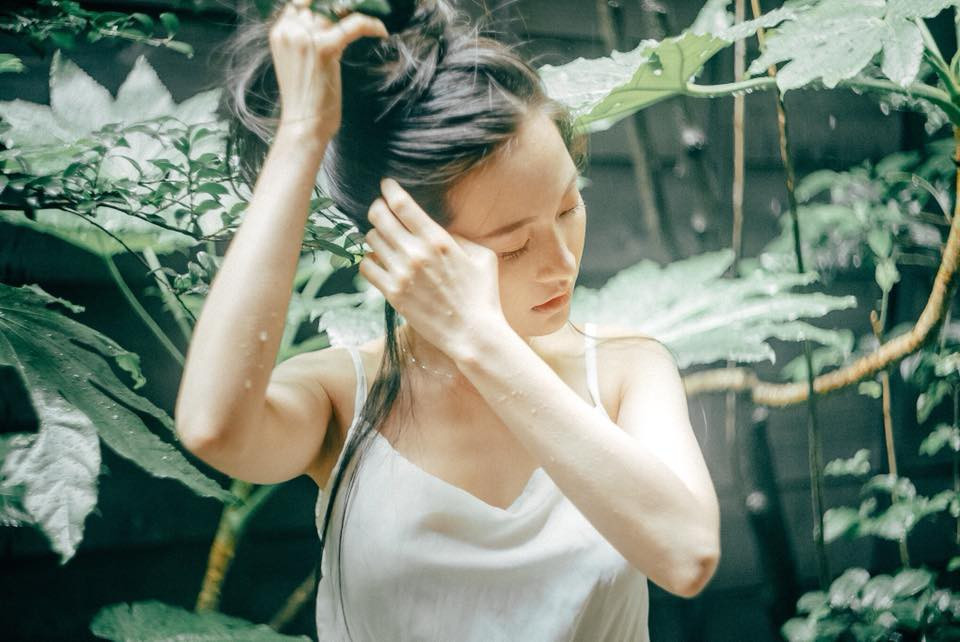 Nắng ấm, màu ảnh trong veo, màu xanh đặc trưng của cỏ cây, cái không khí ẩm ướt sau những cơn mưa rào, chiếc ô trắng muốt bung vội, mái tóc thiếu nữ ướt mưa...