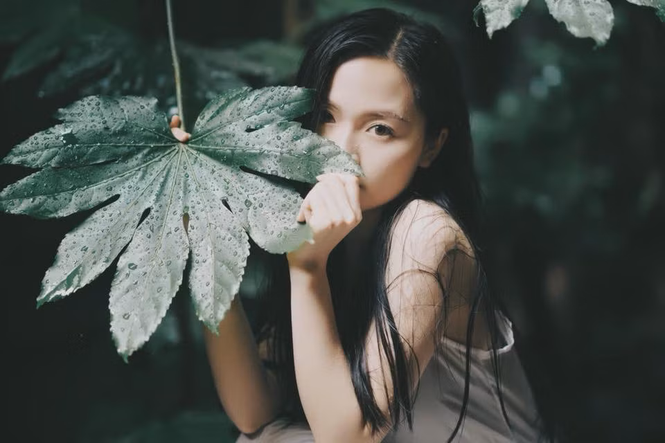 Bộ ảnh được chụp vào một ngày mưa tại căn nhà cổ gần Tokyo của nữ du học sinh được thực hiện dưới tại năng của chàng nhiếp ảnh người Nhật sống tại Mỹ