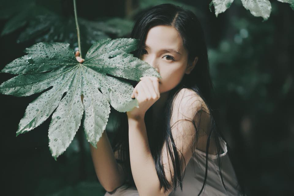 Bộ ảnh được chụp vào một ngày mưa tại căn nhà cổ gần Tokyo của nữ du học sinh được thực hiện dưới tại năng của chàng nhiếp ảnh người Nhật sống tại Mỹ