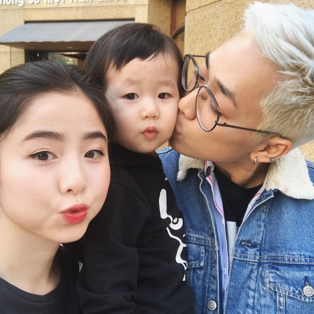 Ba Duy - hot boy nổi lên từ trào lưu "đẹp trai mới có nhiều đứa yêu" - làm nhiều cô gái... "vỡ mộng" vì dừng cuộc chơi khá sớm. Vợ Ba Duy là Nam Thương - cô gái nổi bật trong giới trẻ vì nhan sắc xinh đẹp.