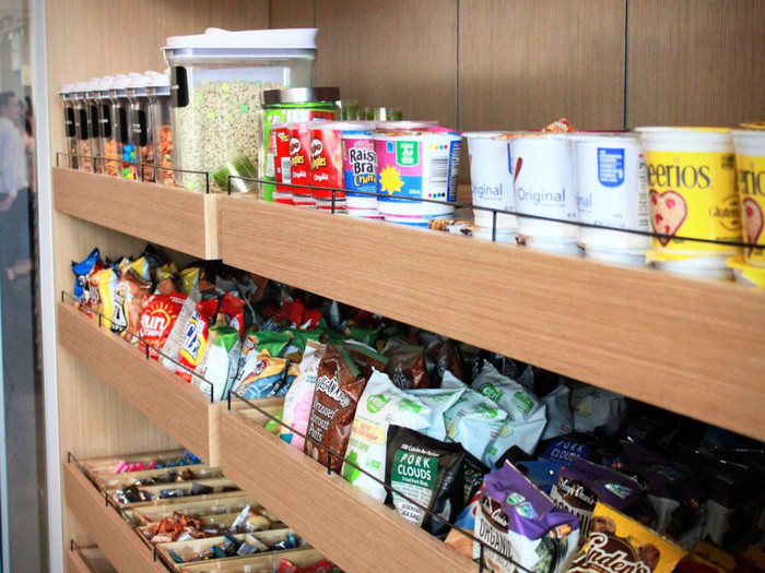 Những nhân viên làm việc ở đây cũng có thể thưởng thức các món ăn vặt và ngũ cốc tốt cho sức khỏe