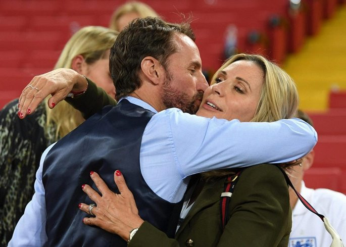 HLV Gareth Southgate ôm hôn vợ Alison sau chiến thắng.