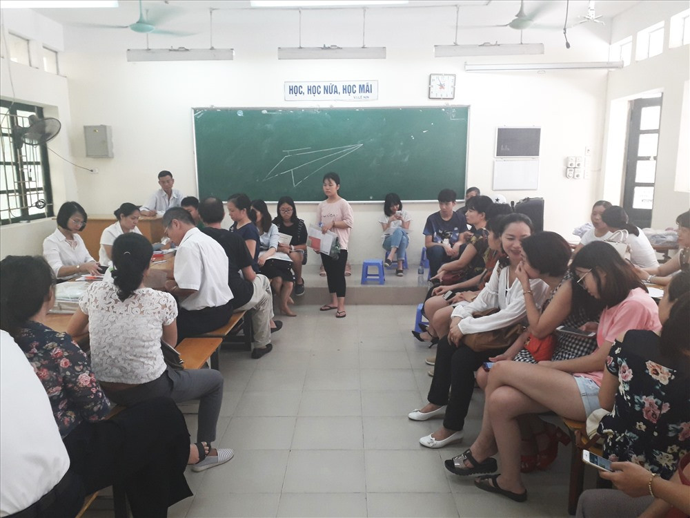 Phụ huynh chờ đợi xét hồ sơ cho con sau khi nhiều trường ở Hà Nội hạ điểm chuẩn lớp 10.