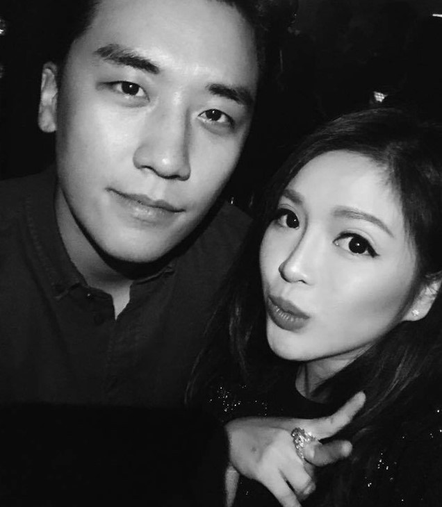 Sự xuất hiện của Seungri (Big Bang) tại Hà Nội vào năm 2017 đã tạo nên "cơn bão" với người hâm mộ. Khi đó, 2 cô gái Việt selfie cùng với Seungri khiến cộng đồng mạng tò mò, truy tìm danh tính. Trong ảnh là Trương Cẩm Tú (26 tuổi), ái nữ của một gia đình giàu có. Cô là cựu sinh viên ĐH RMIT và từng giữ chức giám đốc Marketing cho công ty của gia đình.