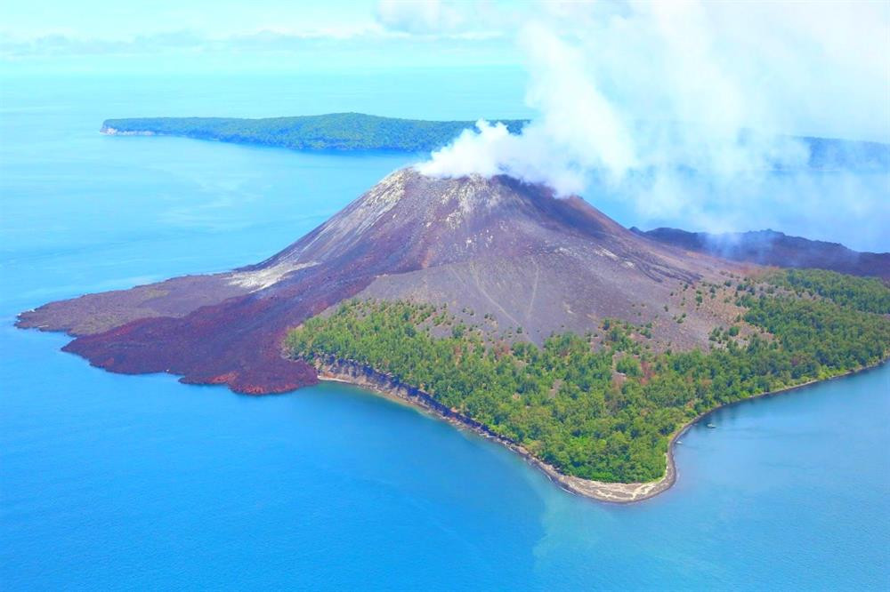  Núi lửa Krakatau: Từng phun trào vào năm 1883, là một trong những thiên tai bi thảm nhất trong lịch sử thế giới. Toàn bộ khu vực xung quanh núi lửa bị cuốn vào bóng tối. Núi lửa đã biến mất ngay sau khi phun trào, dẫn đến sự hình thành của các hòn đảo nhỏ xung quanh khu vực. Ngồi thuyền dưới chân núi lửa Krakatau là một trải nghiệm ấn tượng mà bạn không nên bỏ qua chút nào.