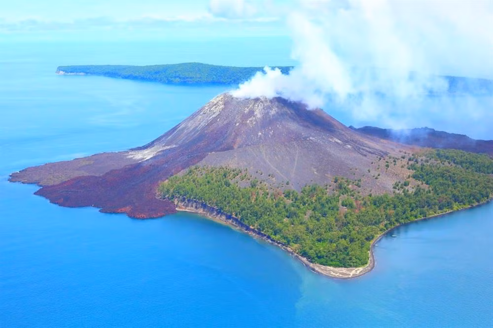  Núi lửa Krakatau: Từng phun trào vào năm 1883, là một trong những thiên tai bi thảm nhất trong lịch sử thế giới. Toàn bộ khu vực xung quanh núi lửa bị cuốn vào bóng tối. Núi lửa đã biến mất ngay sau khi phun trào, dẫn đến sự hình thành của các hòn đảo nhỏ xung quanh khu vực. Ngồi thuyền dưới chân núi lửa Krakatau là một trải nghiệm ấn tượng mà bạn không nên bỏ qua chút nào.
