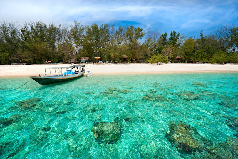 Hòn đảo Gili nằm ở phía đông bắc của Lombok. Nó có 3 hòn đảo nhỏ khác được gọi tên là Gili Trawangan, Gili Meno và Gili Air. Những hòn đảo ở đây nổi tiếng với những bãi cát trắng trải dài nước biển trong xanh và khung cảnh hoàng hôn đẹp ngoạn mục. Bạn có thể ngắm rừng xanh ngút ngàn, cảm nhận sự mát dịu trong từng cơn gió thoang thoảng từ bãi biển yên bình nơi xứ đảo, hít thở không khí trong lành nơi đây.