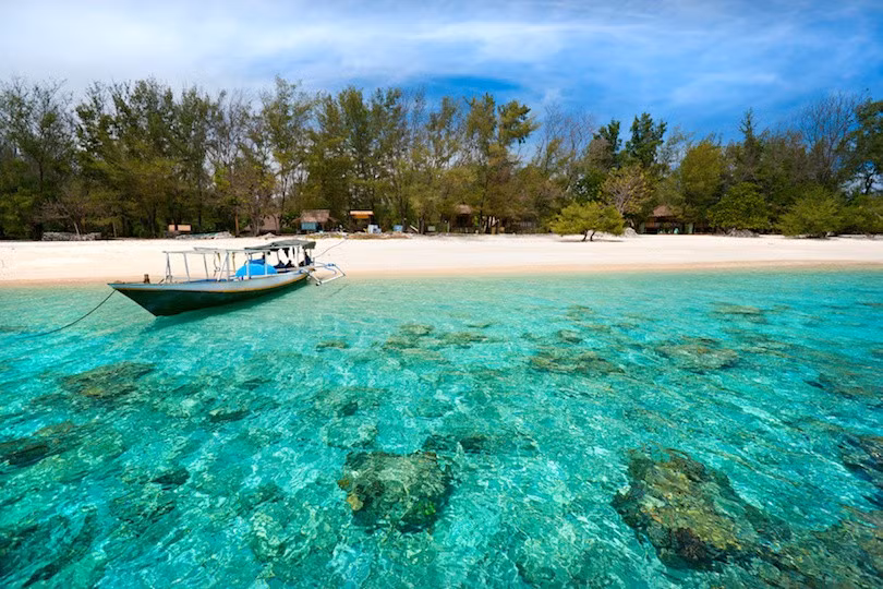 Hòn đảo Gili nằm ở phía đông bắc của Lombok. Nó có 3 hòn đảo nhỏ khác được gọi tên là Gili Trawangan, Gili Meno và Gili Air. Những hòn đảo ở đây nổi tiếng với những bãi cát trắng trải dài nước biển trong xanh và khung cảnh hoàng hôn đẹp ngoạn mục. Bạn có thể ngắm rừng xanh ngút ngàn, cảm nhận sự mát dịu trong từng cơn gió thoang thoảng từ bãi biển yên bình nơi xứ đảo, hít thở không khí trong lành nơi đây.