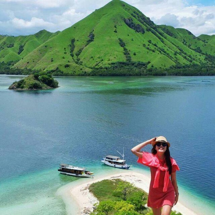 Torajaland: Là vương quốc của những ngôi nhà hình con thuyền trên những vách núi…Giữa mù sương của cao nguyên, thật ấn tượng khi thấp thoáng trong hoàng hôn là những mái nhà cao vút mà người Toraja gọi đó là Tongkonan. Những Tongkonan xếp thành hàng chạy dài thẳng tắp trông giống như những chiếc thuyền buồm kiêu hãnh đang neo đậu giữa một vùng sơn cước.