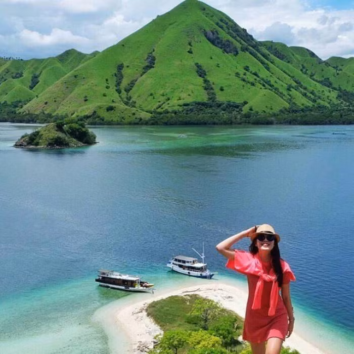 Torajaland: Là vương quốc của những ngôi nhà hình con thuyền trên những vách núi…Giữa mù sương của cao nguyên, thật ấn tượng khi thấp thoáng trong hoàng hôn là những mái nhà cao vút mà người Toraja gọi đó là Tongkonan. Những Tongkonan xếp thành hàng chạy dài thẳng tắp trông giống như những chiếc thuyền buồm kiêu hãnh đang neo đậu giữa một vùng sơn cước.