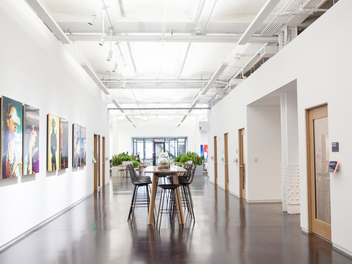 Khi Instagram mới mở văn phòng đầu tiên ở New York vào năm 2015, nơi này chỉ có 3 người. Đến xuối năm 2018, Instagram sẽ có khoảng 350 người làm việc ở đây