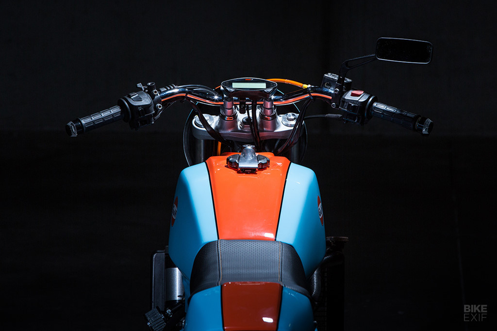 Bánh xe và phuộc trước được giữ nguyên. Andrew nâng cấp thêm cho mẫu độ với đĩa và bố thắng mới. Phuộc sau cũng sẽ được thay mới sau khi Andrew chạy thử nhiều dặm. Ảnh: Bike EXIF