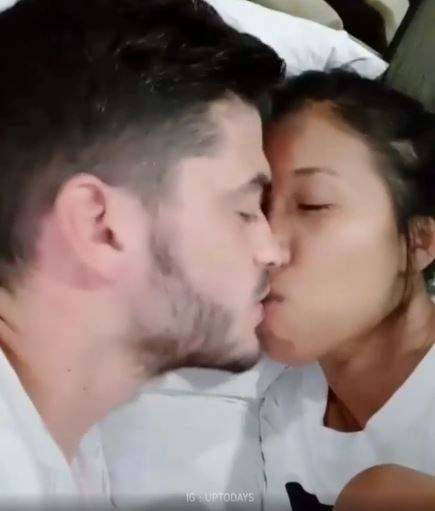 Nhiều người đùa rằng cô gái Thái Lan chắc kiếp trước đã cứu cả thế giới nên kiếp này mới có anh chàng đẹp trai mê đắm đến vậy.