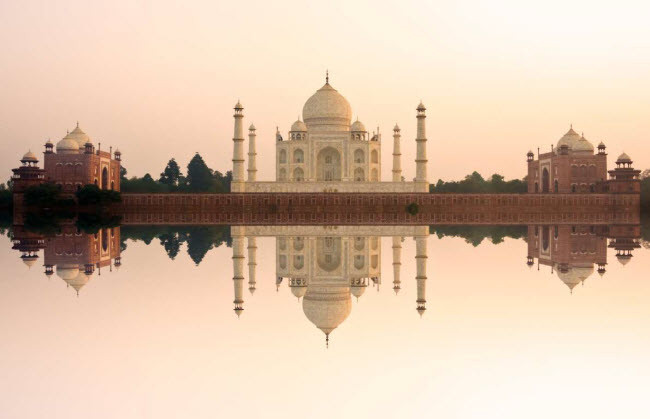 Đền Taj Mahal: Được xây dựng theo yêu cầu của hoàng đế Mughal để tưởng niệm người vợ của ông, ngồi đên bằng đá cẩm thạch ở Agra, Ấn Độ, thực sự là một kiệt tác kiến trúc và nghệ thuât. Hàng triệu du khách đã tới Ấn Độ hằng năm để chiêm ngưỡng công trình này.