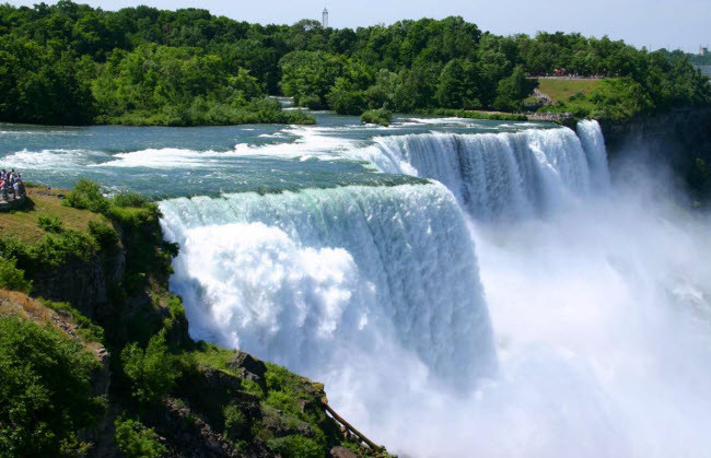 Thác Niagara: Nằm dọc biên giới giữa Canada và Mỹ, thác Niagara kết nối hồ Erie với hồ Ontario. Du khách tới đây để chiêm ngưỡng vẻ hùng vĩ và dòng nước chảy cực lớn của thác.