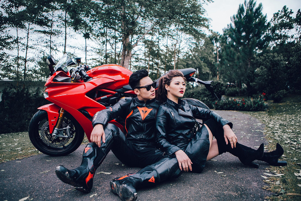 Bộ ảnh được thực hiện tại Đại Lải, Vĩnh Phúc, và phải chụp một ngày mới xong. Kỷ niệm đáng nhớ nhất là gặp mưa bão. Cả buổi sáng mưa to gió lớn, ê-kíp không ra ngoài được, trong khi xe đã sẵn sàng. Đến tận chiều, trời mới hửng nắng, mới có thể chụp được hình. Ảnh: NVCC.