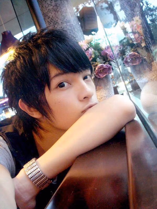 Giai đoạn 2007-2008, tên tuổi Kelbin Lee nổi đình đám trong giới trẻ. Từ khoá "hot boy Đà Lạt" luôn nằm trong top nổi bật ở các diễn đàn. Vẻ đẹp lai Tây với đôi mắt to tròn, cùng cách ăn mặc sành điệu thời đó của Kelbin khiến không ít cô gái "thổn thức".