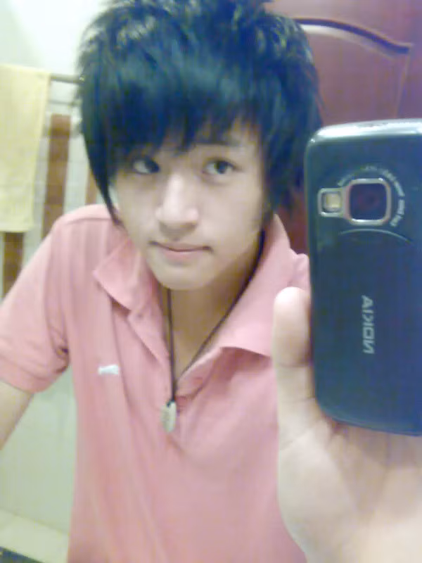 Nhắc đến hot boy nổi tiếng "thời Yahoo" với mái tóc bờm mà thiếu Duy Random là thiếu sót lớn. Hình ảnh mảnh mai với phần tóc che đi một mắt tạo thành "thương hiệu" để nhận diện hot boy này. Duy Random từng dẫn đầu xu hướng thời trang trên các diễn đàn dành cho giới trẻ thời bấy giờ.