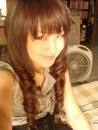 Mi Vân ngày xưa cũng "ngố tàu" thế này đây. Sau tóc bờm sư tử, kiểu để mái ngố, uốn lọn phần đuôi cũng được hot girl Việt lăng xê nhiệt tình. Bạn có từng thuộc hội hot teen giống Mi Vân không?