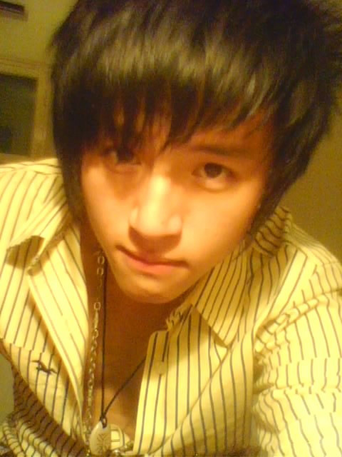 Mỗi tấm ảnh Duy Random tung lên đều khiến dân mạng, nhất là phái nữ, thích thú. Điều đáng nói, hình ảnh của chàng hot boy Hà thành được nhiều người sử dụng như ảnh đại diện của mình ở Yahoo Messenger, chứng tỏ sức hút cũng như độ nổi tiếng của anh chàng này.