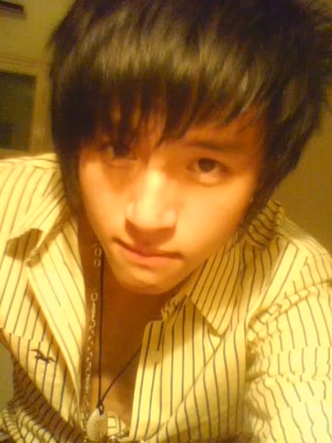 Mỗi tấm ảnh Duy Random tung lên đều khiến dân mạng, nhất là phái nữ, thích thú. Điều đáng nói, hình ảnh của chàng hot boy Hà thành được nhiều người sử dụng như ảnh đại diện của mình ở Yahoo Messenger, chứng tỏ sức hút cũng như độ nổi tiếng của anh chàng này.