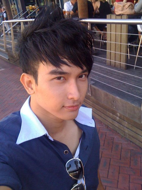 Thời đó, các chàng trai cũng không chịu thua kém khi sở hữu mái tóc thời thượng và chụp ảnh góc nghiêng như thế này. Chan Than San là một trong những hot boy đời đầu được nhiều cô gái mến mộ, cũng như là hình mẫu nhiều 9X ngày ấy hướng đến. Kiểu tóc với phần mái dày, phía sau vuốt keo dựng đứng trở thành xu hướng của phái mạnh một thời.