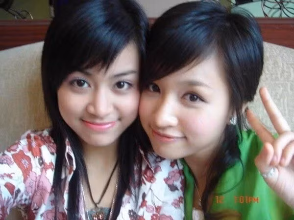 Ngày trước, Hoàng Thuỳ Linh và Thanh Vân Hugo thường xuyên xuất hiện chung trong những bức ảnh selfie. Kiểu tóc tỉa đuôi càng mỏng càng tốt thời thượng lúc bấy giờ được nhiều hot girl ưa chuộng. Ngoài ra, phong cách "tạo dáng quốc dân" là giơ tay chữ V cũng được Hoàng Thuỳ Linh, Vân Hugo áp dụng triệt để.