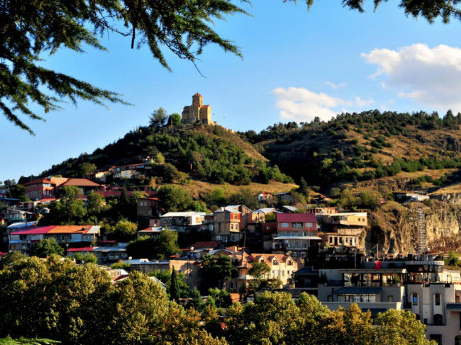 Điểm nhấn của thị trấn cổ này là tháp đồng hồ độc đáo ở khu trung tâm. Người trình diễn con rối Rezo Gabriadze đã thu thập vật liệu từ các tòa nhà bỏ hoang và đổ nát khắp thị trấn để xây dựng nên tháp đồng hồ. Ngoài ra, du khách có thể khám phá những cánh đồng nho xanh mướt quanh thị trấn. Điểm nhấn của thị trấn cổ này là tháp đồng hồ độc đáo ở khu trung tâm. Người trình diễn con rối Rezo Gabriadze đã thu thập vật liệu từ các tòa nhà bỏ hoang và đổ nát khắp thị trấn để xây dựng nên tháp đồng hồ. Ngoài ra, du khách có thể khám phá những cánh đồng nho xanh mướt quanh thị trấn.