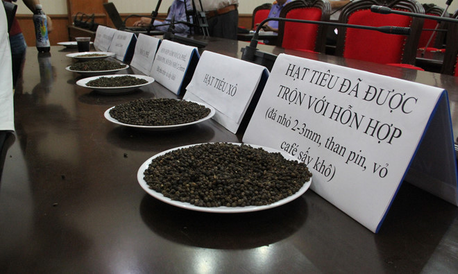 Số mẫu tang vật được công an thu giữ trong vụ án. Ảnh: Minh Quý.