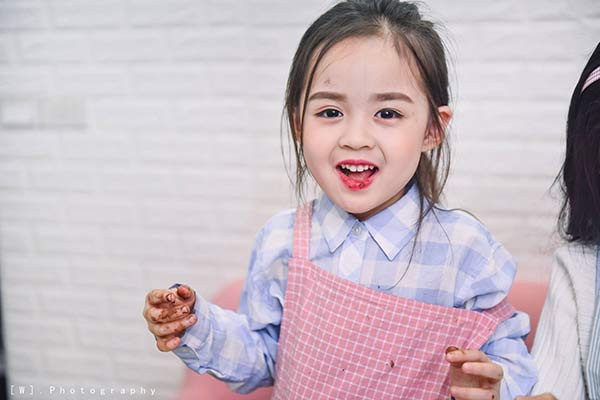 Tham gia hoạt động thời trang từ khi lên 3, cho đến nay Nhã Uyên đã có được rất nhiều thành tích đáng nể khi xuất hiện với vai trò là người mẫu cho các nhãn hàng lớn, các sàn diễn thời trang chuyên nghiệp...