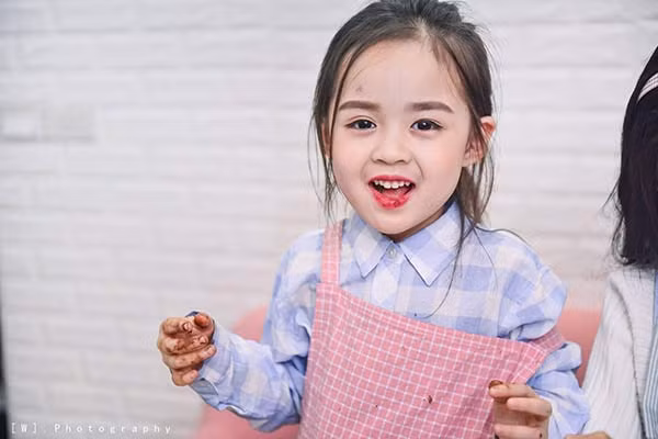 Tham gia hoạt động thời trang từ khi lên 3, cho đến nay Nhã Uyên đã có được rất nhiều thành tích đáng nể khi xuất hiện với vai trò là người mẫu cho các nhãn hàng lớn, các sàn diễn thời trang chuyên nghiệp...