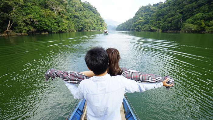 Khi không thể cùng nhau đi đến cuối con đường, đừng chọn cách ứng xử làm tổn thương nhau - Ảnh: QUANG ĐỊNH