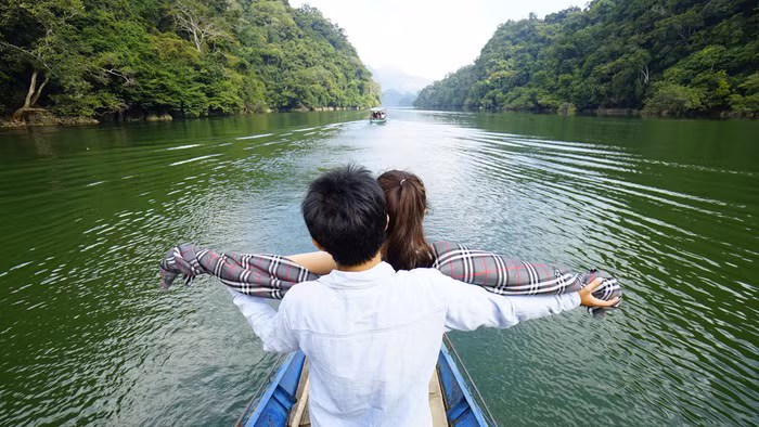 Khi không thể cùng nhau đi đến cuối con đường, đừng chọn cách ứng xử làm tổn thương nhau - Ảnh: QUANG ĐỊNH