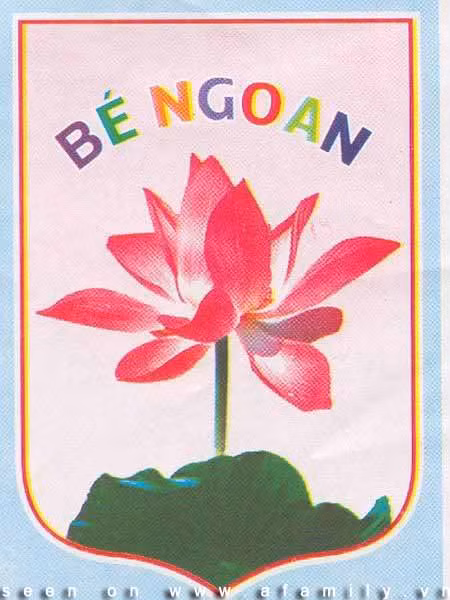 Những tấm phiếu bé ngoan thời xưa, được thiết kế vô cùng đơn giản. Chỉ là hình bông sen, em bé cưỡi gà, hình hoa hồng... với dòng chữ chân phương "bé ngoan".
